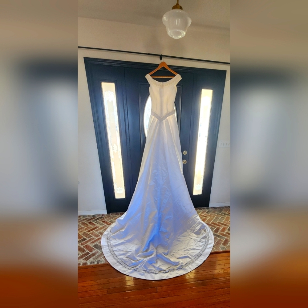 Vintage wedding dress sz 10 satin with lave trim long train zipper back